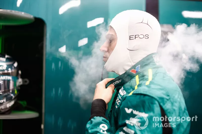 Lance Stroll, Aston Martin F1 Team, enfile sa cagoule