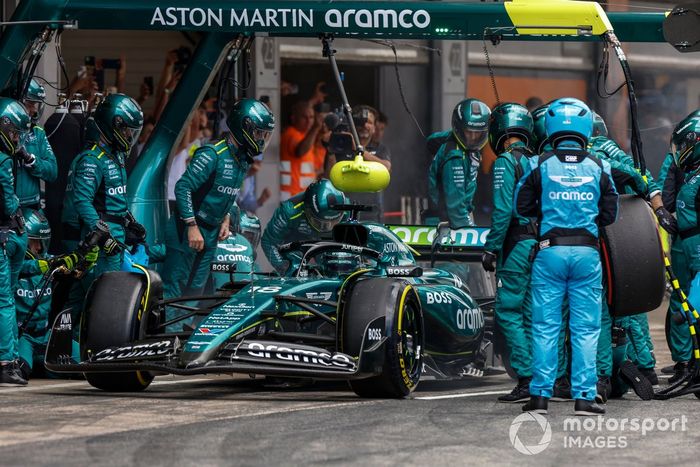 Lance Stroll, Aston Martin AMR24, hace una parada en boxes