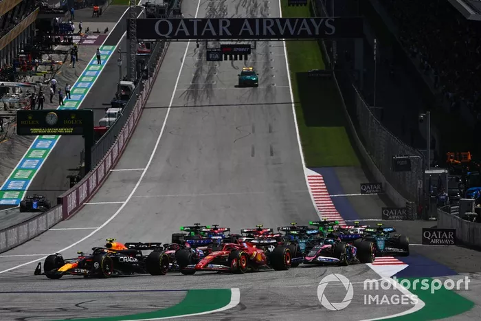 Sergio Pérez, Red Bull Racing RB20, Charles Leclerc, Ferrari SF-24, Esteban Ocon, Alpine A524, el resto de la parrilla en la salida del Sprint.