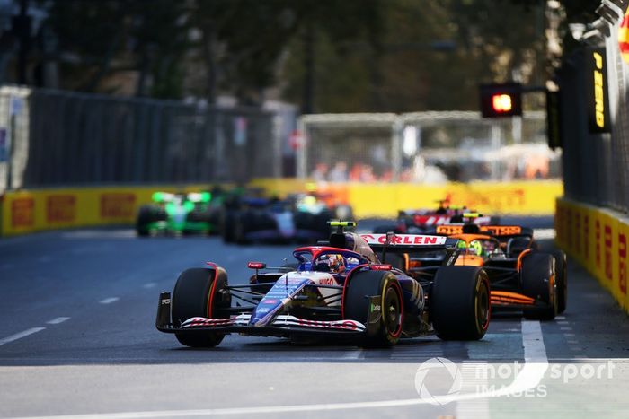 Yuki Tsunoda, RB F1 Team VCARB 01, Lando Norris, McLaren MCL38