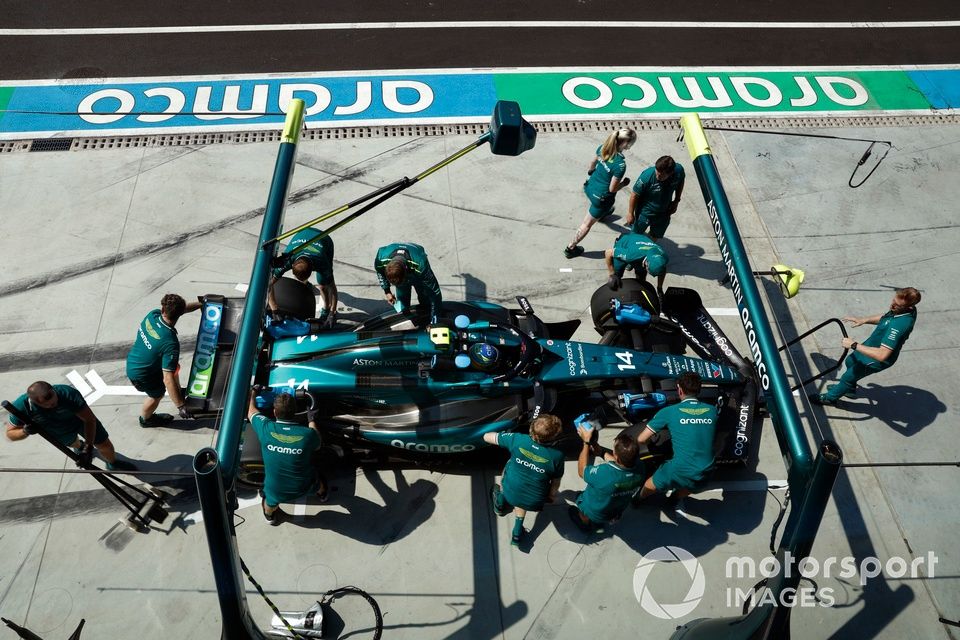 Fernando Alonso, Aston Martin AMR24, en boxes durante la FP1