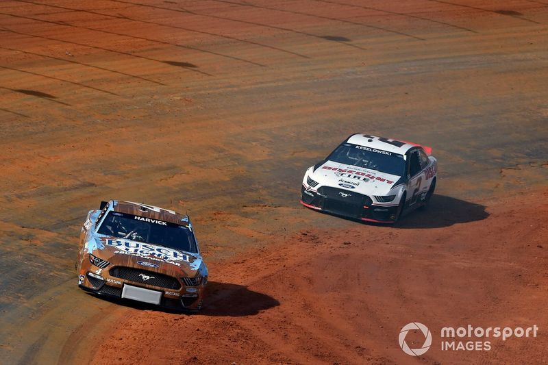 Kevin Harvick, Stewart-Haas Racing, Ford Mustang Busch Light and Brad Keselowski, Team Penske, Ford Mustang Discount Tire