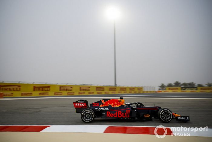 Lateral: Red Bull Racing RB16B 