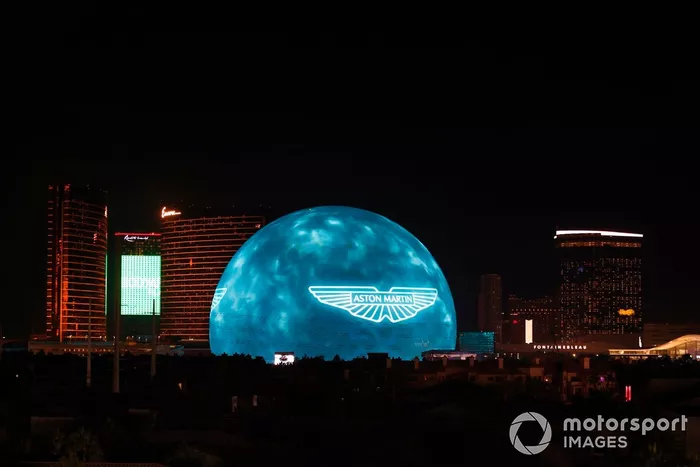Marca Aston Martin en la cúpula