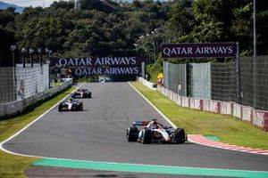 Alex Albon, Williams FW45, Logan Sargeant, Williams FW45, Zhou Guanyu, Alfa Romeo C43