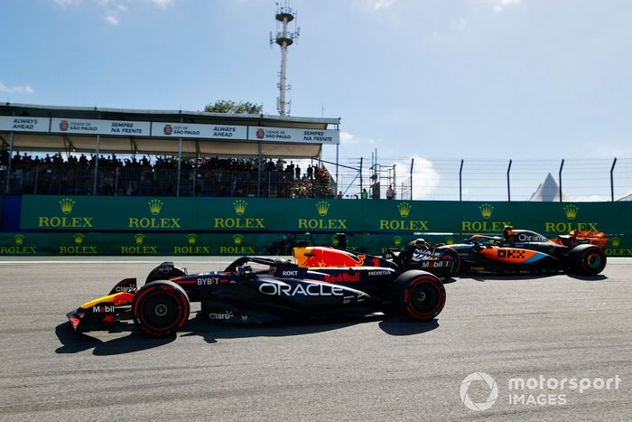 Max Verstappen, Red Bull Racing RB19, lucha con Lando Norris, McLaren MCL60