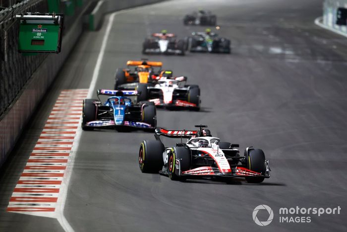Kevin Magnussen, Haas VF-23, Esteban Ocon, Alpine A523, Nico Hulkenberg, Haas VF-23