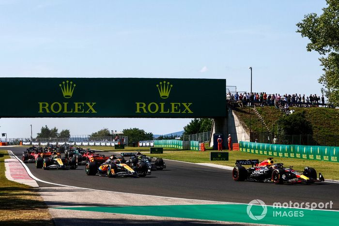 Max Verstappen, Red Bull Racing RB19, Oscar Piastri, McLaren MCL60, Lando Norris, McLaren MCL60, Lewis Hamilton, Mercedes F1 W14, Charles Leclerc, Ferrari SF-23, el resto de la parrilla.