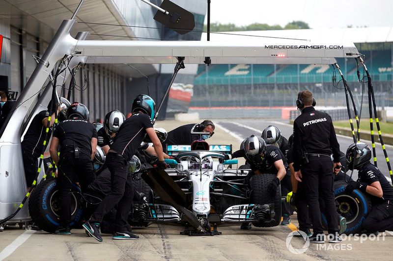 Lewis Hamilton, en boxes con el Mercedes W09 
