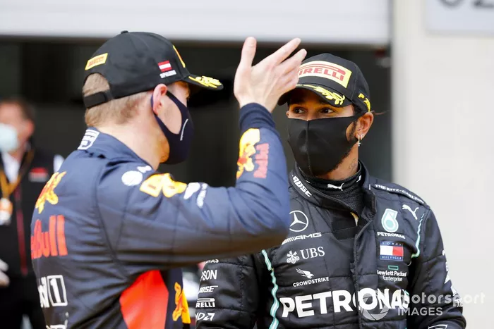 Max Verstappen, Red Bull Racing y el ganador de la carrera Lewis Hamilton, Mercedes-AMG Petronas F1 celebran en Parc Ferme 