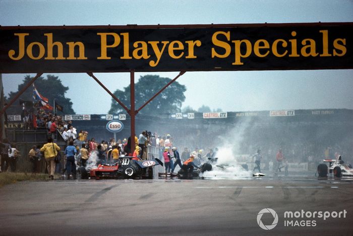 Trabajos de limpieza después del accidente en la primera vuelta