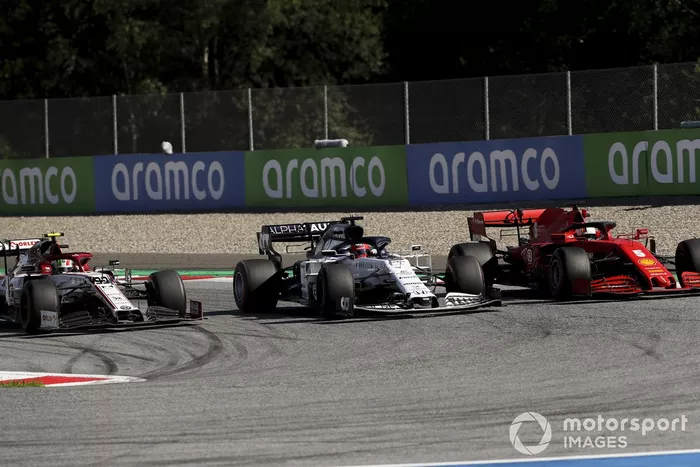 Daniil Kvyat, AlphaTauri AT01, precede Sebastian Vettel, Ferrari SF1000, e Antonio Giovinazzi, Alfa Romeo Racing C39