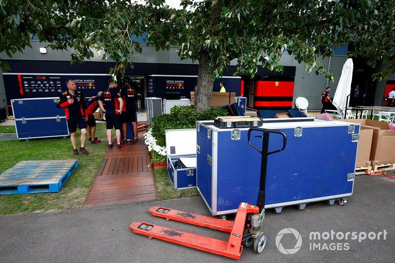 El personal de Red Bull empaca el equipo en el paddock