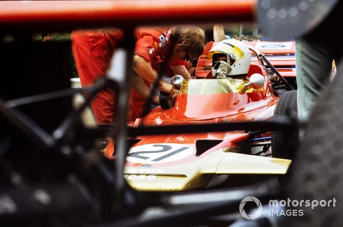 John Miles, Lotus 72B Ford, speaks to a mechanic