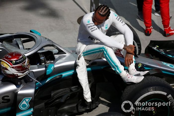 Ganador Lewis Hamilton, Mercedes AMG F1 sentado en su monoplaza en el Parc Ferme