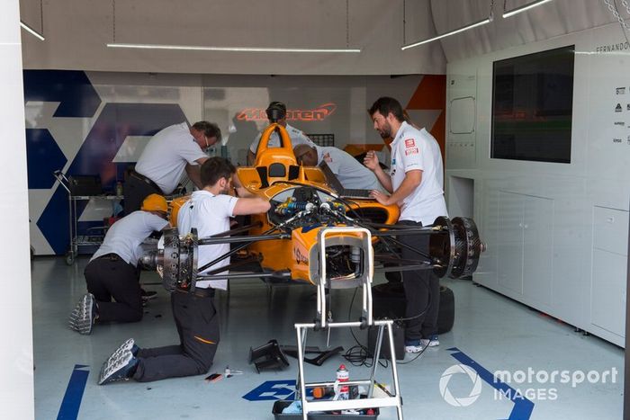 Fernando Alonso, McLaren Racing Chevrolet, crew prepare spare car after accident