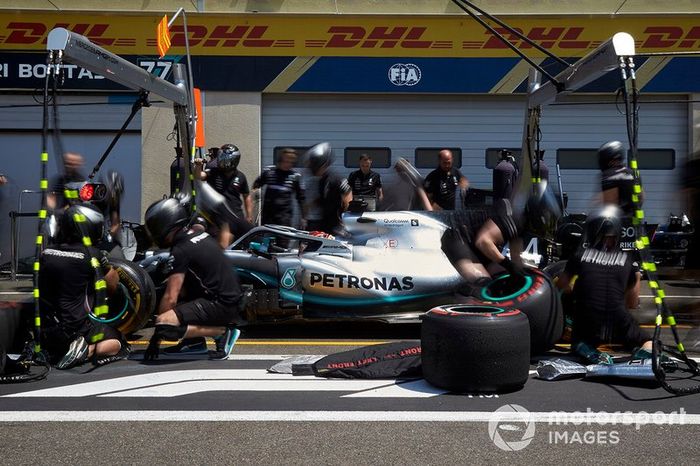 Lewis Hamilton, Mercedes AMG F1 W10 pit stop 