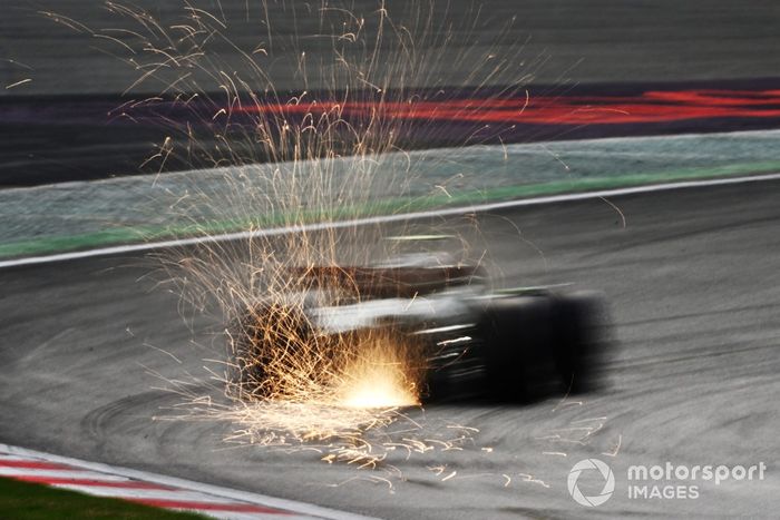 Chispas en la parte trasera de Lewis Hamilton, Mercedes F1 W15