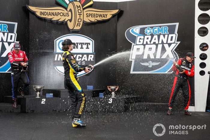 Simon Pagenaud, Meyer Shank Racing Honda, Colton Herta, Andretti Autosport c/ Curb-Agajanian Honda, Will Power, Team Penske Chevrolet, podio, champán