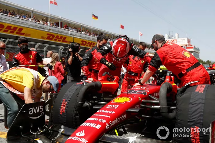 Charles Leclerc, Ferrari F1-75, llega a la parrilla de salida 