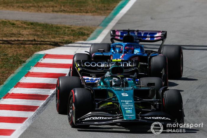 Sebastian Vettel, Aston Martin AMR22, Fernando Alonso, Alpine A522 