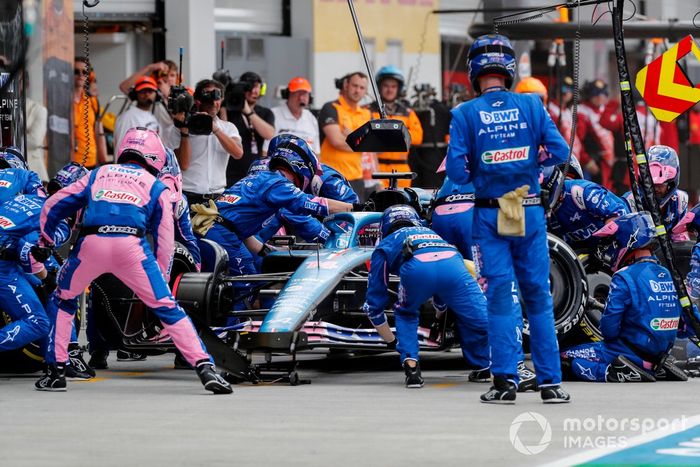 Fernando Alonso, Alpine A522, en los boxes