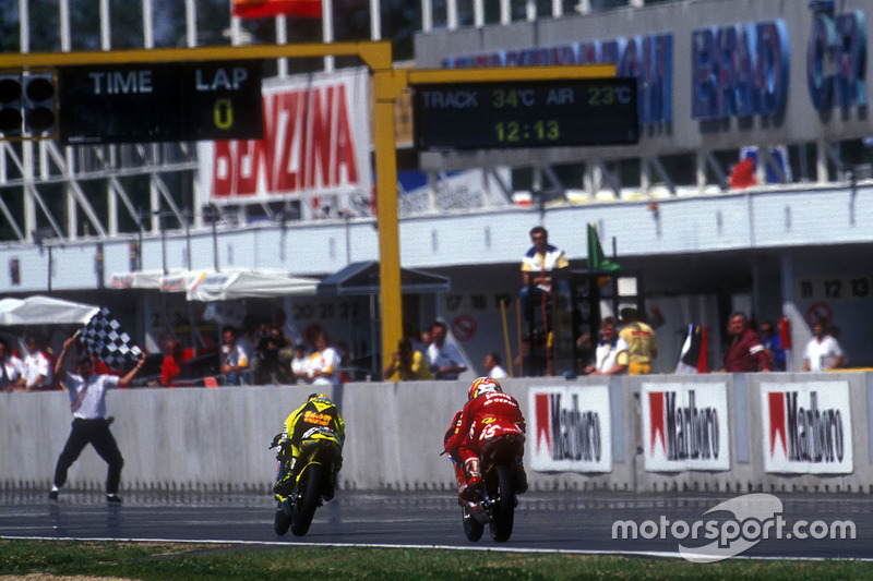Valentino Rossi pakt de overwinning