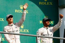 Podio: Ganador de la carrera Nico Rosberg, Mercedes AMG F1, tercer lugar Lewis Hamilton, Mercedes AM