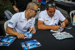 Tony Kanaan, Chip Ganassi Racing Chevrolet, Juan Pablo Montoya, Team Penske Chevrolet