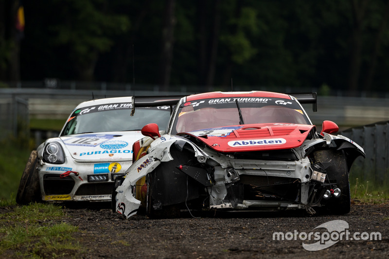 Probleme für #3 Frikadelli Racing Team, Porsche 991 GT3 R: Klaus Abbelen, Sabine Schmitz, Patrick Huisman, Norbert Siedler; #112 Care For Climate, Porsche Cayman GT4: Smudo, Tom von Löwis of Menar, Daniel Schellhaas, Axel Duffner