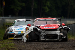 Unfall: #3 Frikadelli Racing Team, Porsche 991 GT3 R: Klaus Abbelen, Sabine Schmitz, Patrick Huisman, Norbert Siedler; #112 Care For Climate, Porsche Cayman GT4: Smudo, Tom von Löwis of Menar, Daniel Schellhaas, Axel Duffner