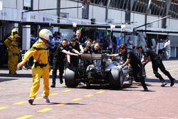 Льюис Хэмилтон, Mercedes AMG F1 W07 Hybrid толкают по пит-лейну