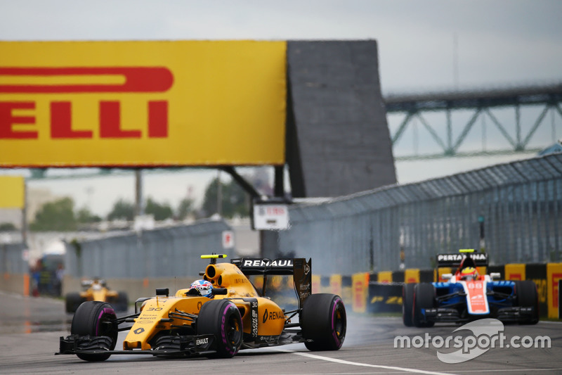 Jolyon Palmer, Renault Sport F1 Team RS16 locks up under braking