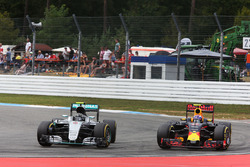 Nico Rosberg, Mercedes AMG F1 W07 Hybrid en Max Verstappen, Red Bull Racing RB12, strijden om positi