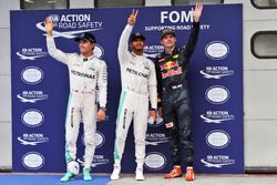 Clasificación top tres en parc ferme: Nico Rosberg, de Mercedes AMG F1, segundo; Lewis Hamilton, pol