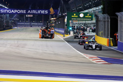 Нико Росберг, Mercedes AMG F1 W07 Hybrid, следует за автомобилем безопасности; маршалы убирают остан