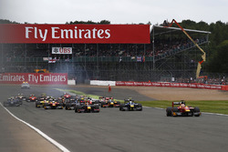 Start: Jordan King, Racing Engineering, führt