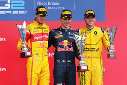 Podium: Sieger Pierre Gasly, Prema Racing; 2. Antonio Giovinazzi, Prema Racing; 3. Oliver Rowland, M