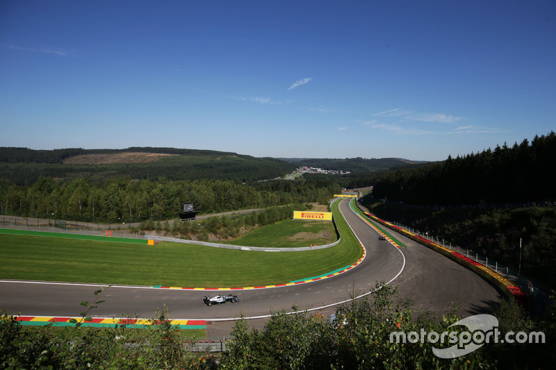 21: Льюіс Хемілтон, Mercedes AMG F1 W07 Hybrid (штраф - втрата 55 позицій на старті)