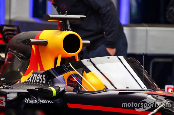 Red Bull Racing RB12 con la protección de cabeza