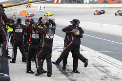Miembros del equipo de Martin Truex Jr., Furniture Row Racing Toyota celebran