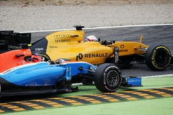 Kevin Magnussen, Renault Sport F1 Team RS16 and Esteban Ocon, Manor Racing MRT05 battle for position