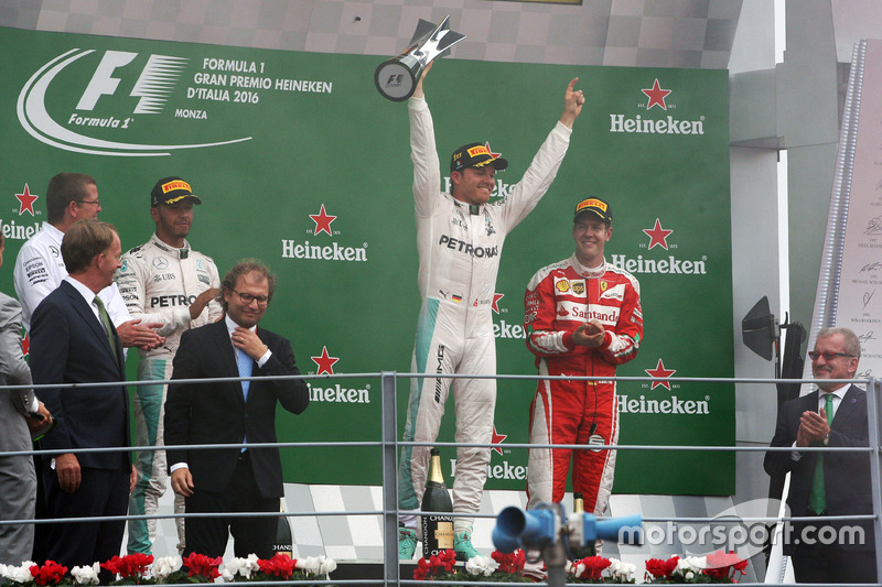 podium: segundo, Lewis Hamilton, Mercedes AMG F1; ganador, Nico Rosberg, Mercedes AMG F1; tercero Se