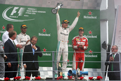 podium: segundo, Lewis Hamilton, Mercedes AMG F1; ganador, Nico Rosberg, Mercedes AMG F1; tercero Se