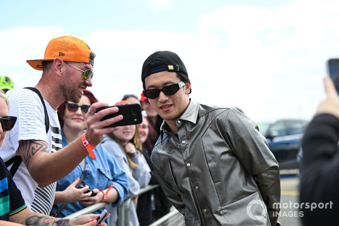 Zhou Guanyu, Stake F1 Team Kick Sauber, pozuje do zdjęcia z fanami