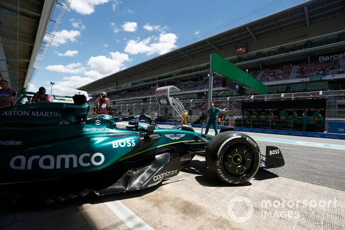 Lance Stroll, Aston Martin AMR24, sale del garaje
