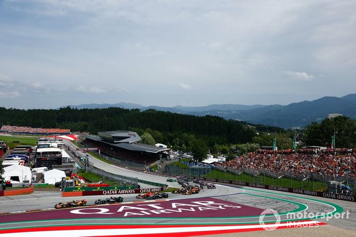 Lando Norris, McLaren MCL38, George Russell, Mercedes F1 W15, Carlos Sainz, Ferrari SF-24, Lewis Hamilton, Mercedes F1 W15, el resto de la parrilla en la primera vuelta.