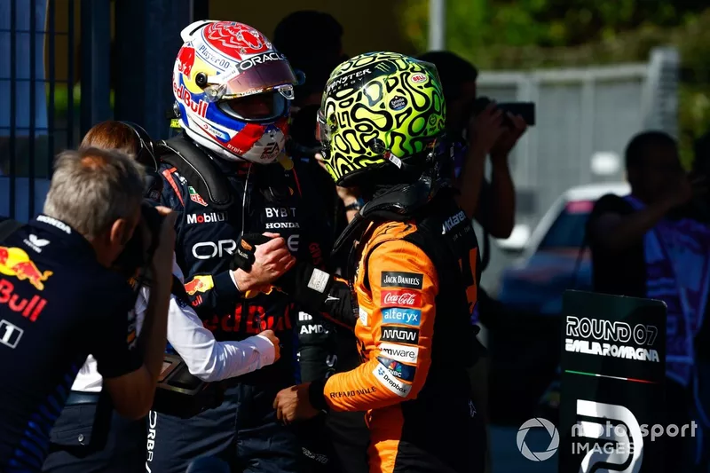 Pole man Max Verstappen, Red Bull Racing, en Lando Norris, McLaren F1 Team, feliciteren elkaar in Parc Ferme na de kwalificatie.
