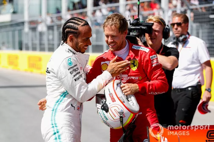 Il poleman Sebastian Vettel, Ferrari e Lewis Hamilton, Mercedes AMG F1, festeggiano nel parco chiuso