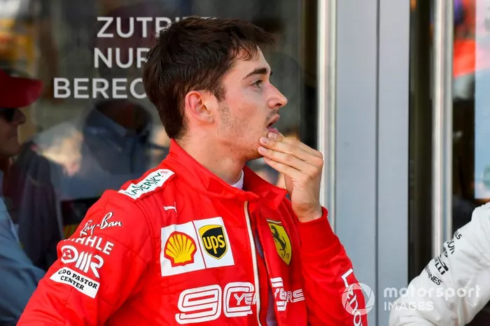 En la primera mitad de 2019 logró cinco podios, pero la victoria se le seguía escapando. En Austria, tras su segunda pole, perdió el duelo contra Verstappen y acabó segundo